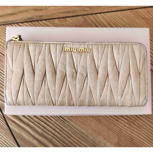 Miu Miu Beige Matelassé Wallet - Picture 1 of 13